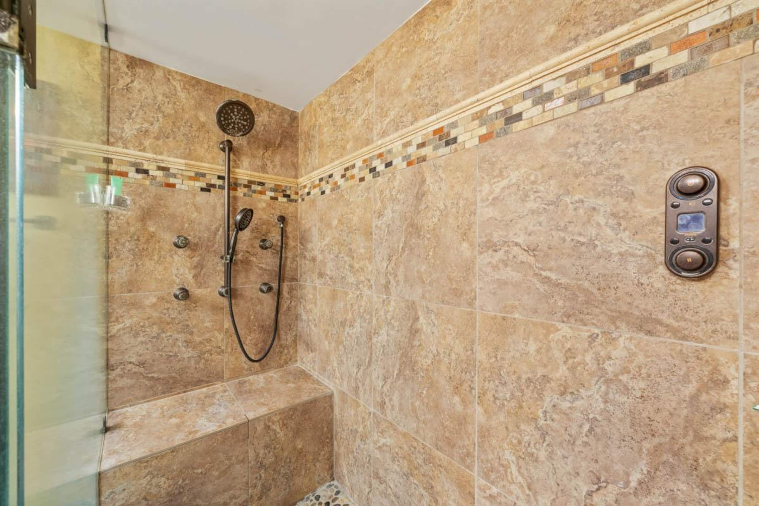 Condo in Kailua-Kona · ★4.75 · 1 bedroom · 2 beds · 1 private bath - Image 18