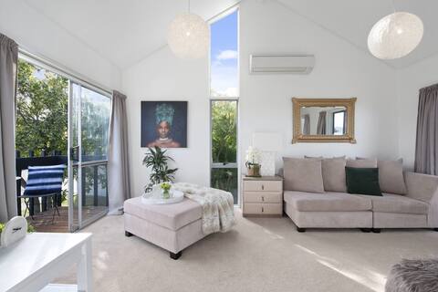 *No Cleaning Fee!* Walk to the Lake & Town Centre