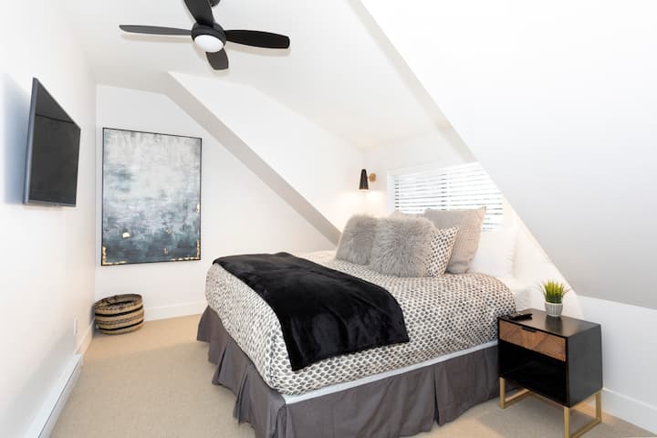 – 3. spavaća soba – udoban bračni krevet (širine 180 – 200 cm) ispod šarmantnog krovnog nagiba
– Umjereno osvjetljenje i moderan dekor stvaraju opuštajući ugođaj.
– Umirujuće skrovište idealno za trenutke mira i spokojnog sna u smještaju uređenom u umirujućem stilu.
