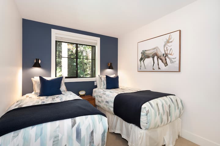 - 2. spavaća soba – dva odvojena kreveta
– prekrasan pogled i udobna posteljina za miran san
– Fleksibilno uređenje savršeno za obitelji i mirne noći u udobnom okruženju

