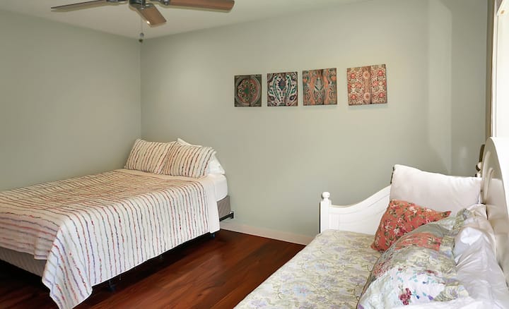 Трета спалня с двойно легло