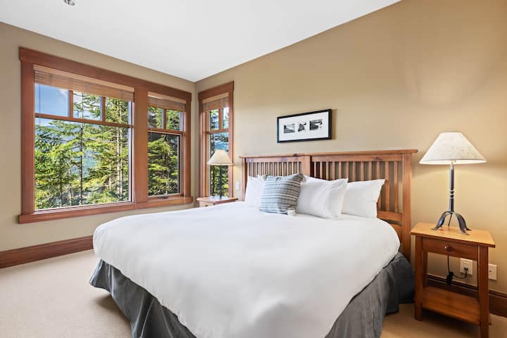 - Спална соба 2 – брачниот кревет (широк 180 – 200 см) може да се подели на два одделни кревета или да се спои за поголема флексибилност 
- Големите прозорци ја исполнуваат собата со природна светлина и смирувачки шумски пејзаж 
- Одлично прилагодливо сместување идеално за семејства и групи  