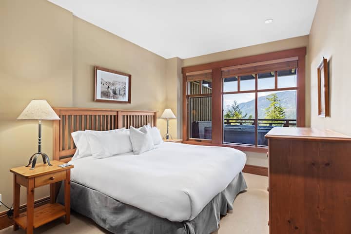 - Спална соба 3 – брачен кревет (широк 180 – 200 см) кој може да се користи како два одделни кревета или како еден брачен кревет 
- Мекото осветлување и топлите тонови создаваат опуштено и удобно прибежиште 
- Флексибилен дизајн на собата, совршен за гости кои бараат удобност и избор  