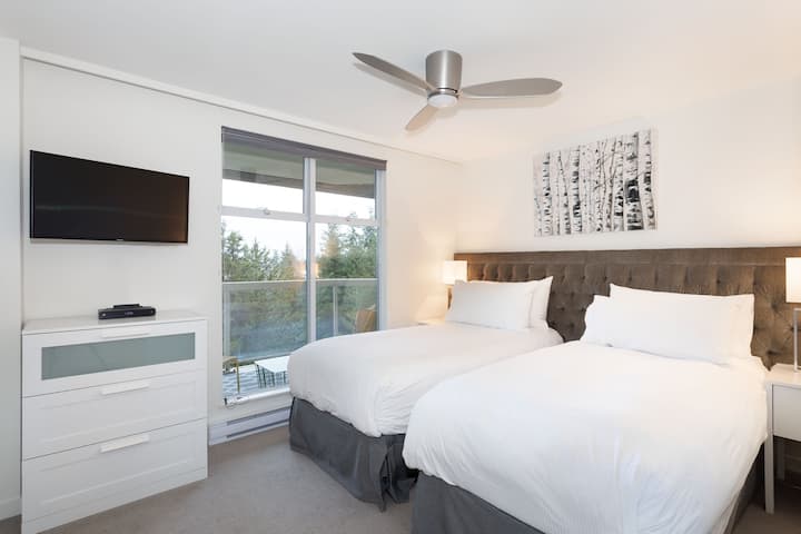 -客房配备两张豪华单人床和山景阳台  
-明亮舒适的度假胜地，非常适合家庭或朋友入住  
-现代舒适，配备电视和柔和的照明，让您住宿愉快  