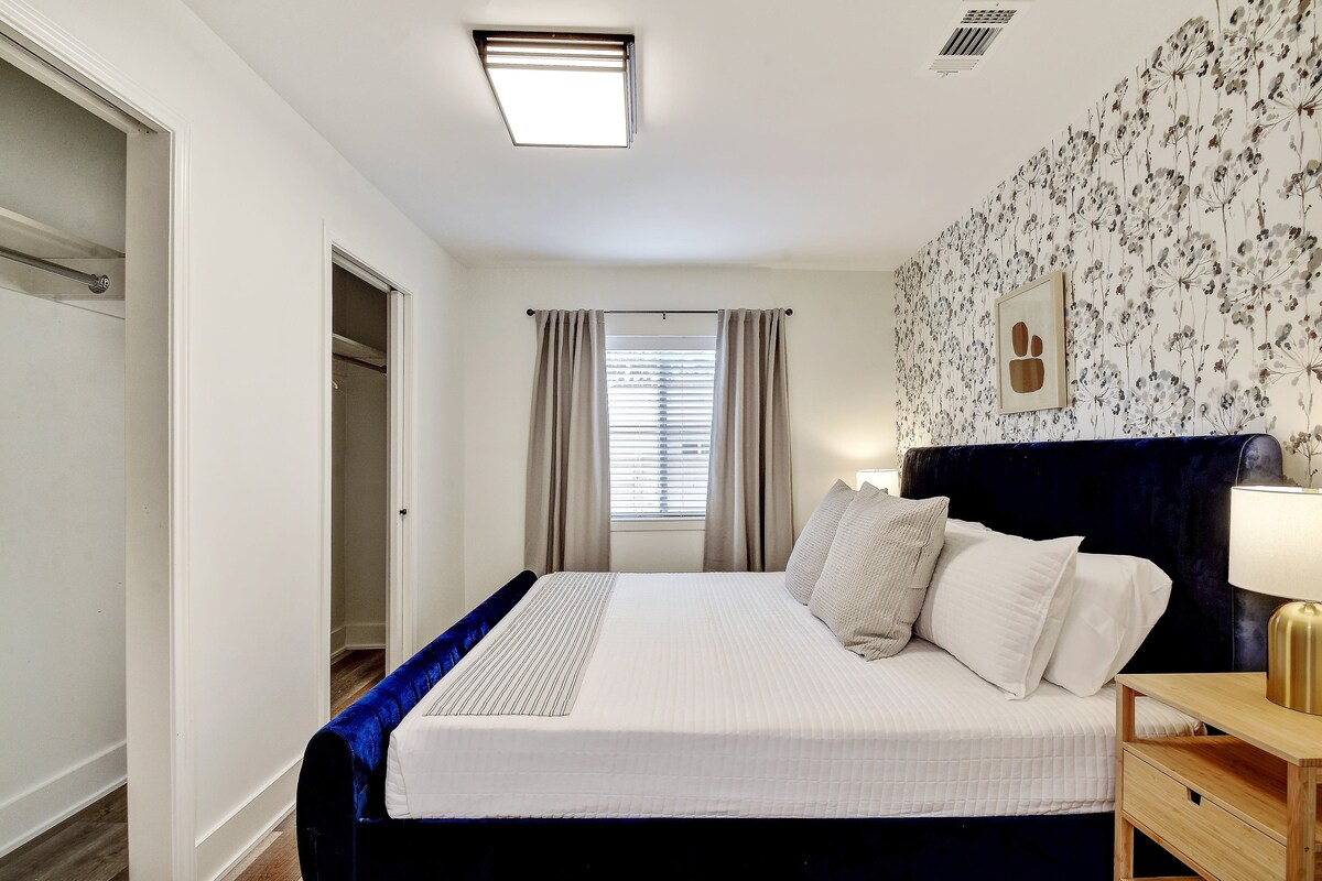 Stay In Style | Renovated & Walkable Bungalow