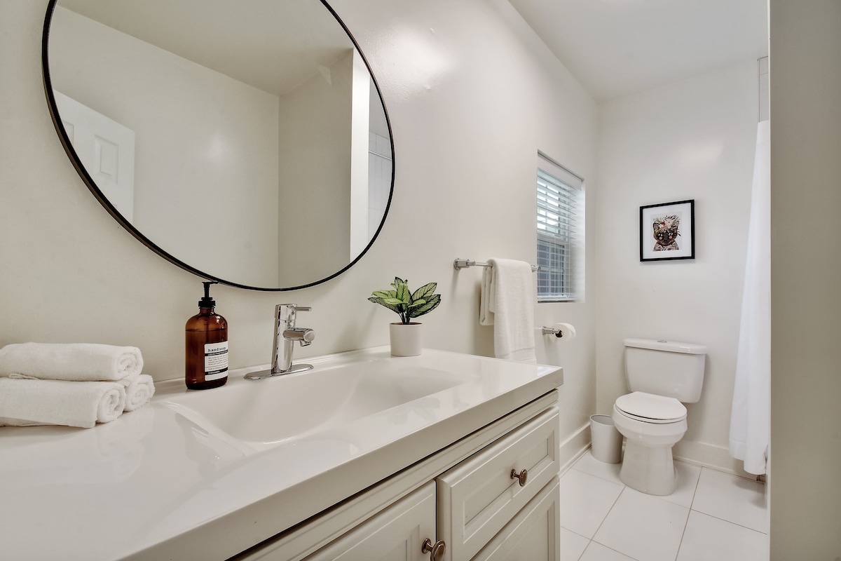 Stay In Style | Renovated & Walkable Bungalow