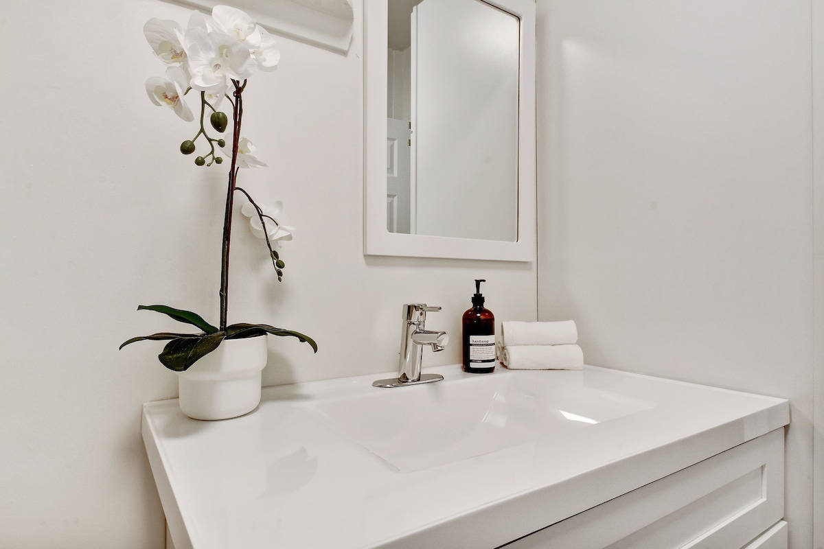 Stay In Style | Renovated & Walkable Bungalow