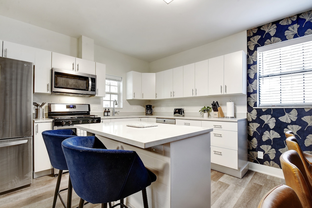 Stay In Style | Renovated & Walkable Bungalow