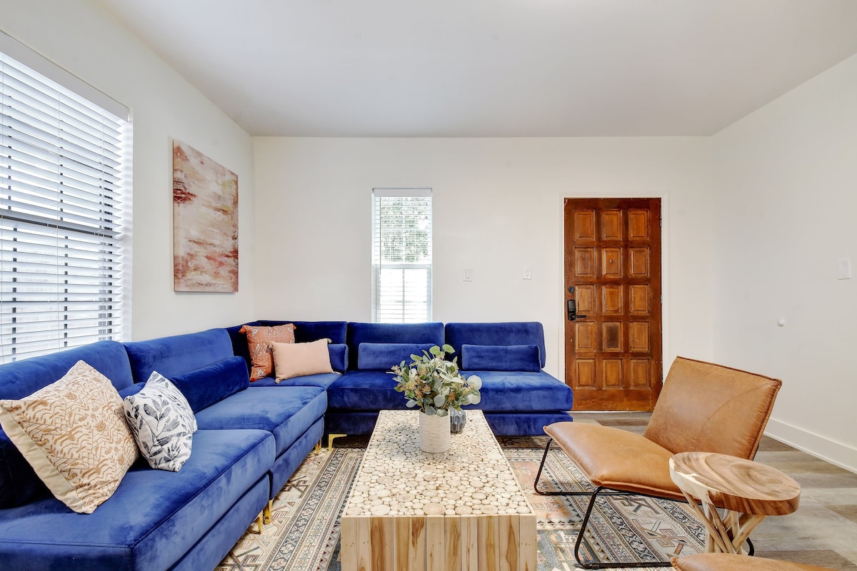 Stay In Style | Renovated & Walkable Bungalow