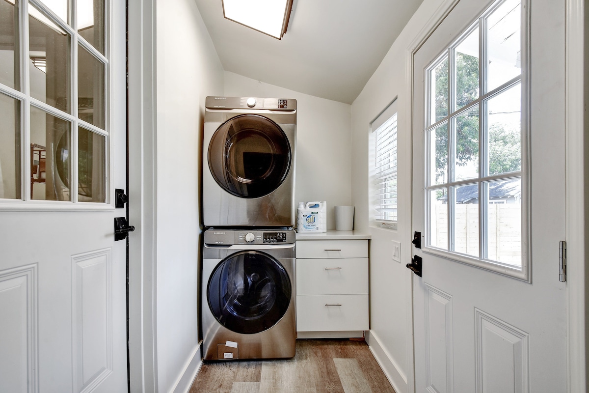 Stay In Style | Renovated & Walkable Bungalow