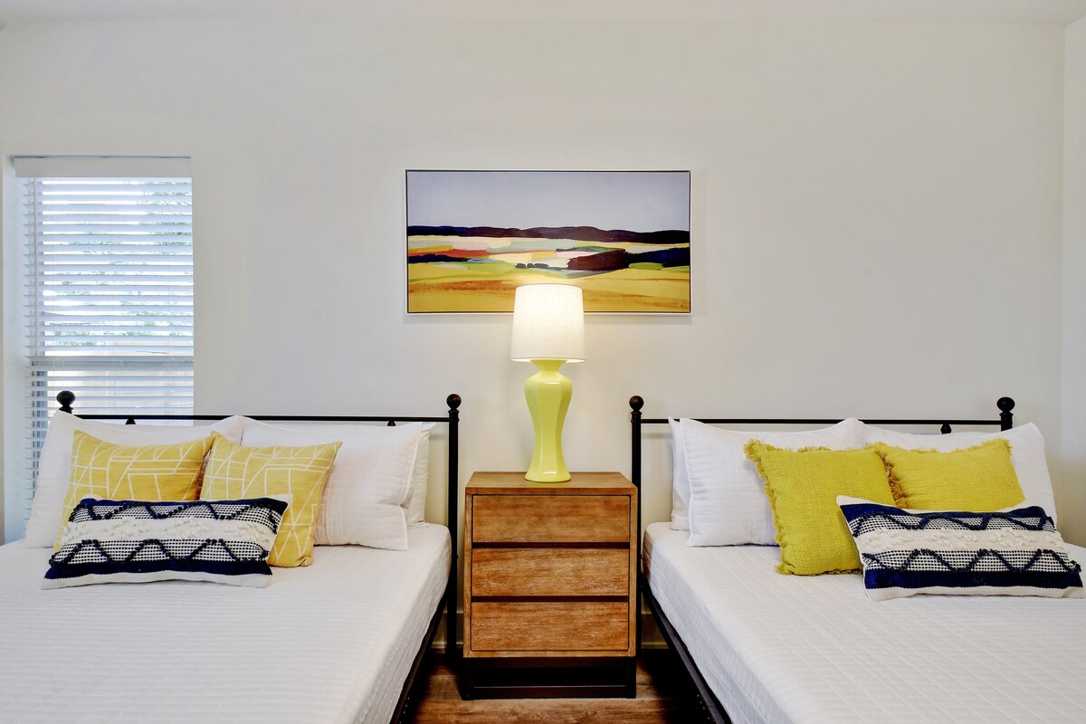 Stay In Style | Renovated & Walkable Bungalow