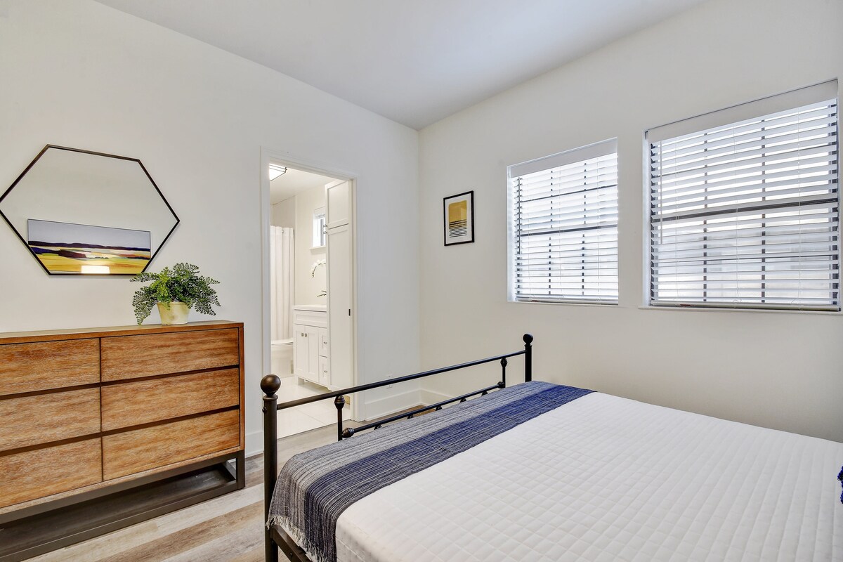 Stay In Style | Renovated & Walkable Bungalow