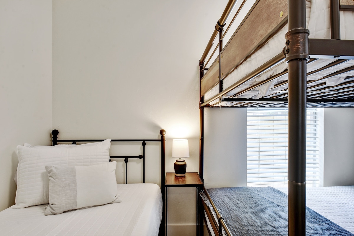 Stay In Style | Renovated & Walkable Bungalow