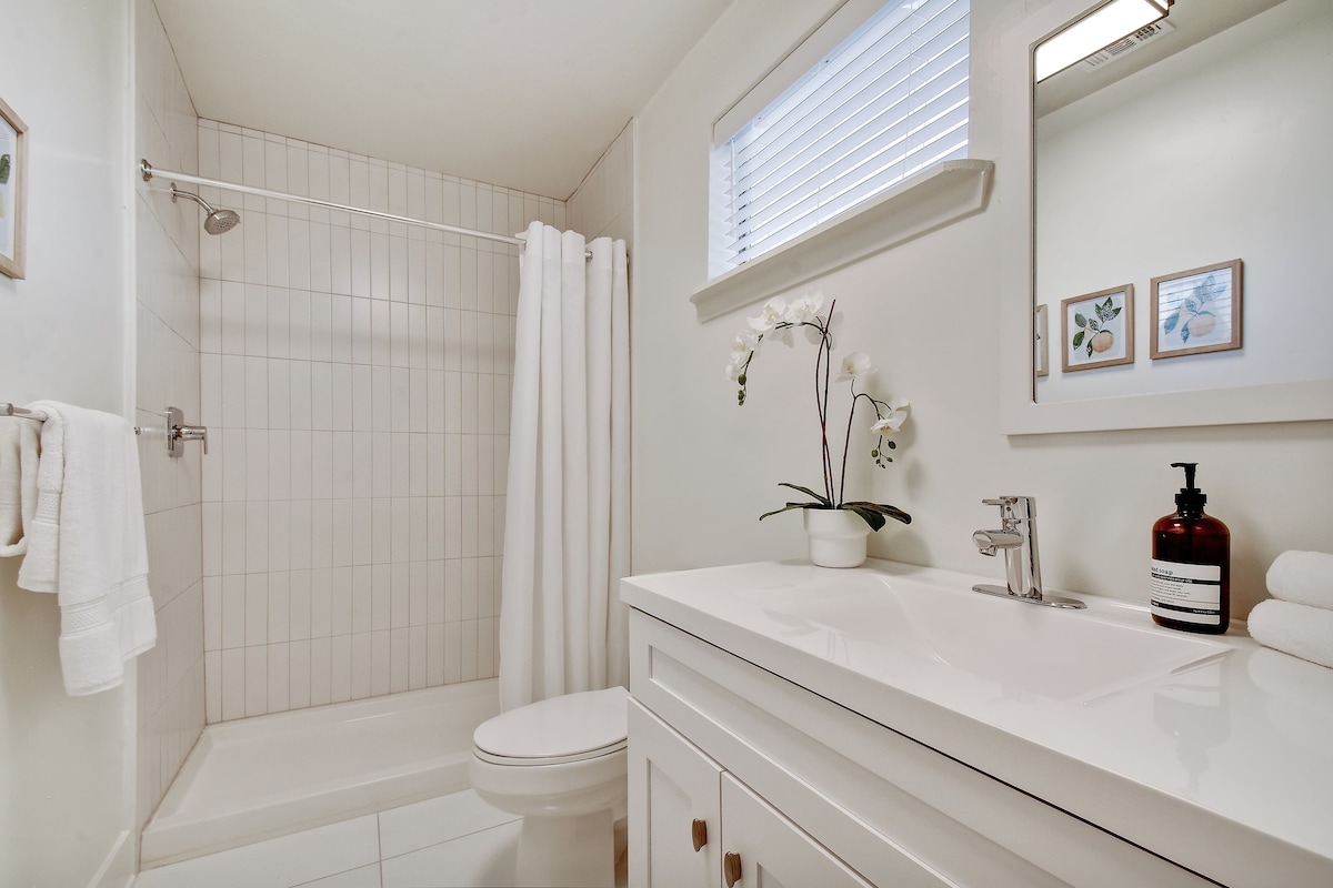 Stay In Style | Renovated & Walkable Bungalow