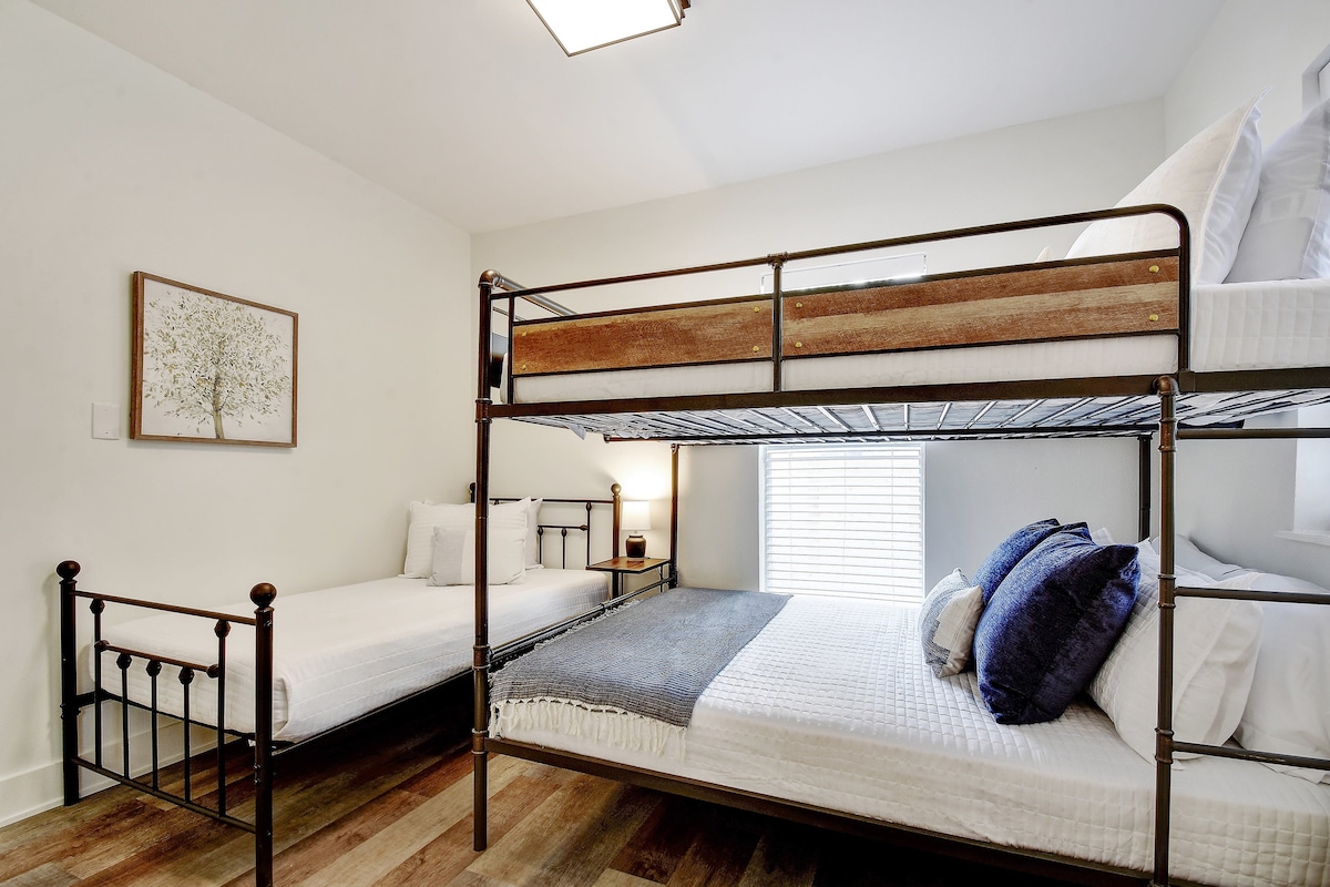 Stay In Style | Renovated & Walkable Bungalow