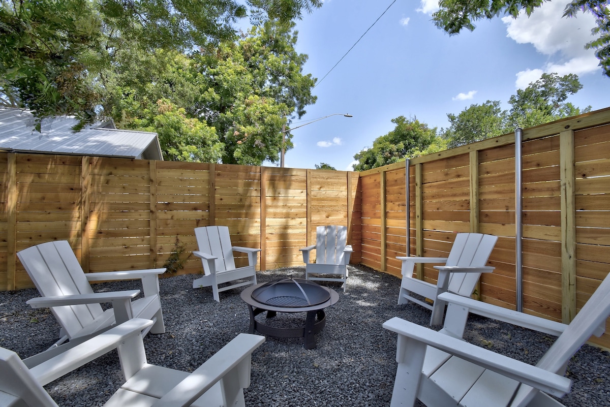 Stay In Style | Renovated & Walkable Bungalow