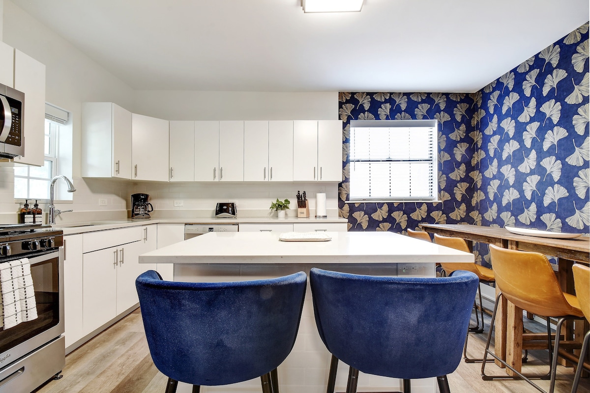 Stay In Style | Renovated & Walkable Bungalow