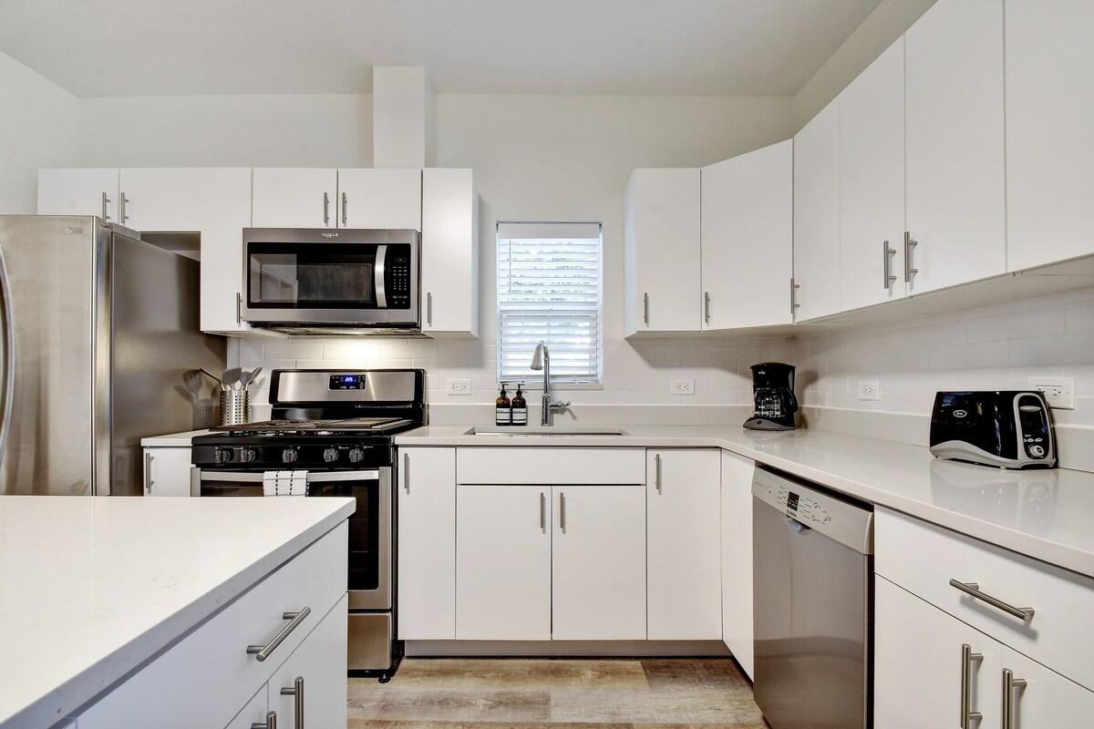 Stay In Style | Renovated & Walkable Bungalow