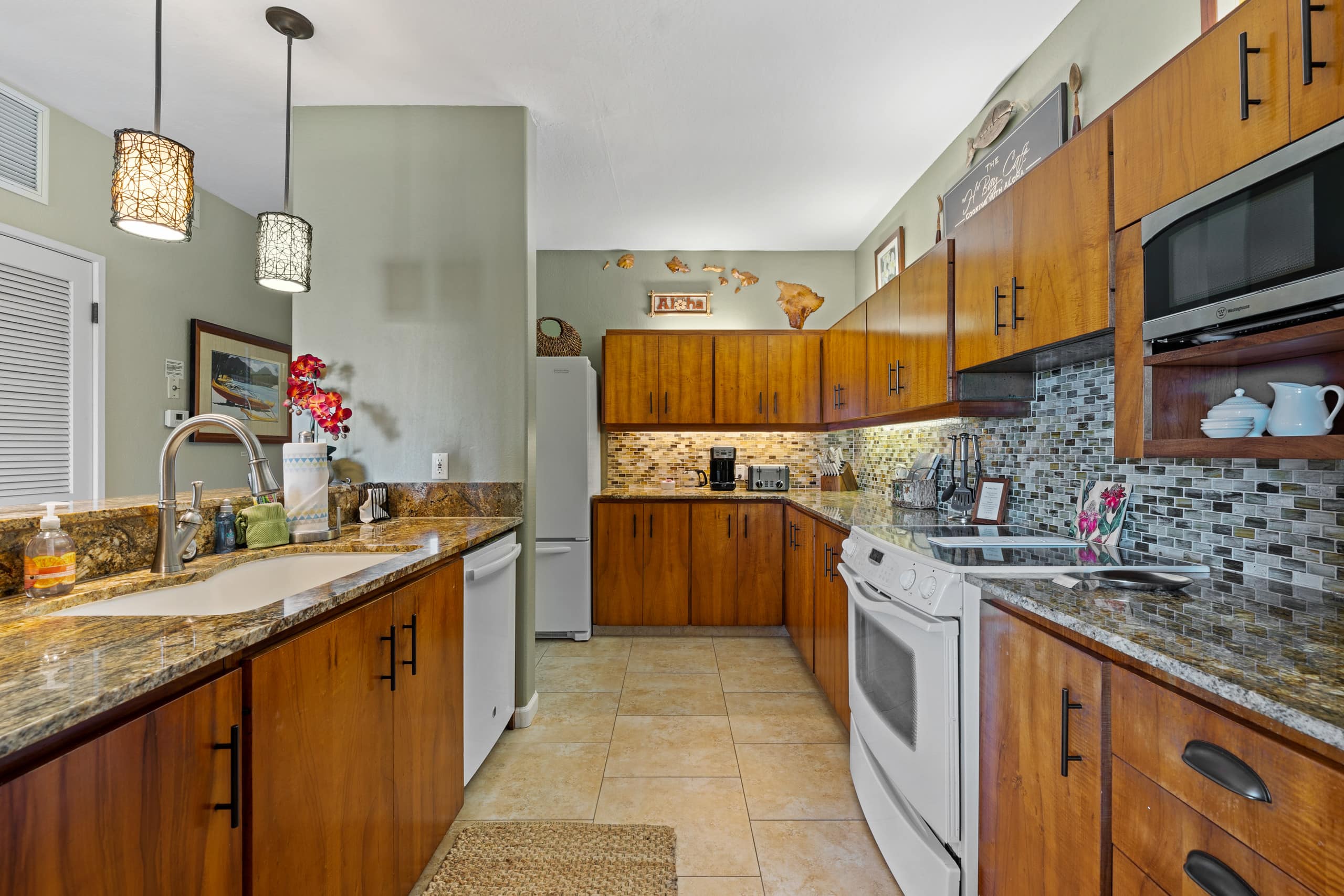 Condo in Kailua-Kona · ★4.83 · 2 bedrooms · 3 beds · 2 baths - Image 11