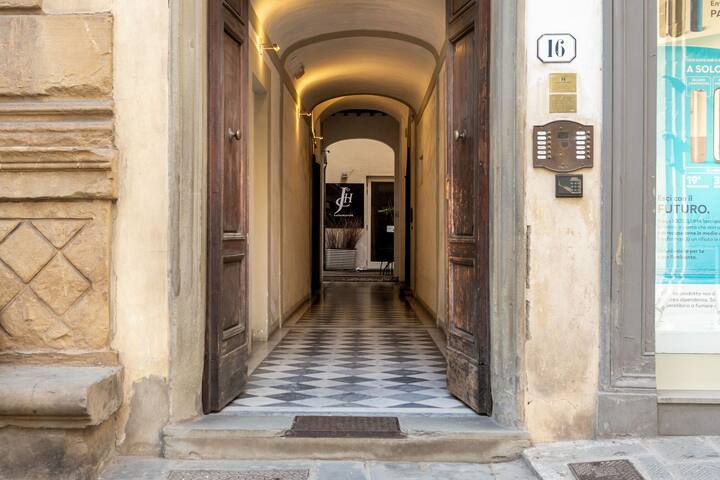 Duomo vigna nuova, amazing 3 br apartment with lar gallery image 2