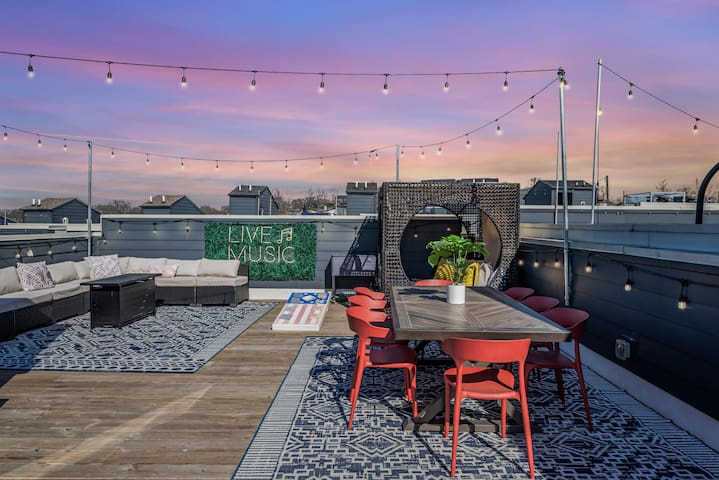 Huge Roof Deck with Games! 10 Mins To Broadway gallery image 3