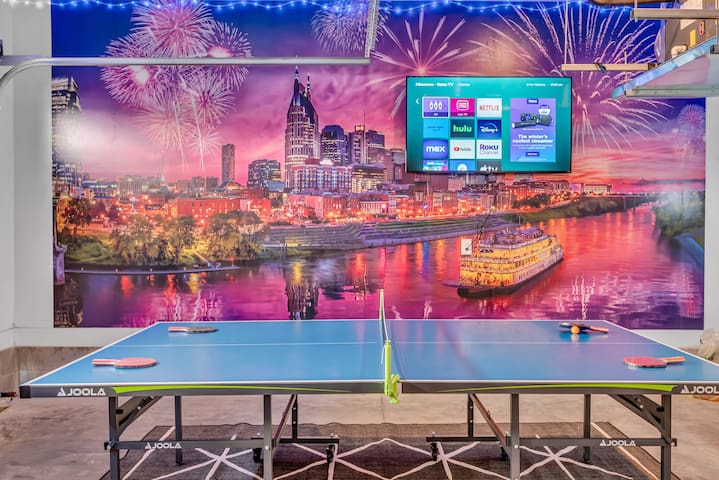 Huge Roof Deck with Games! 10 Mins To Broadway