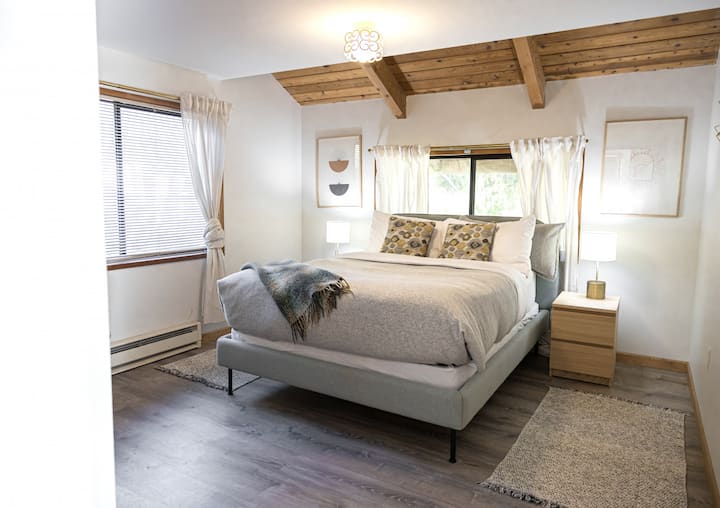 Chambre queen size rez-de-chaussée avec vue sur la forêt.