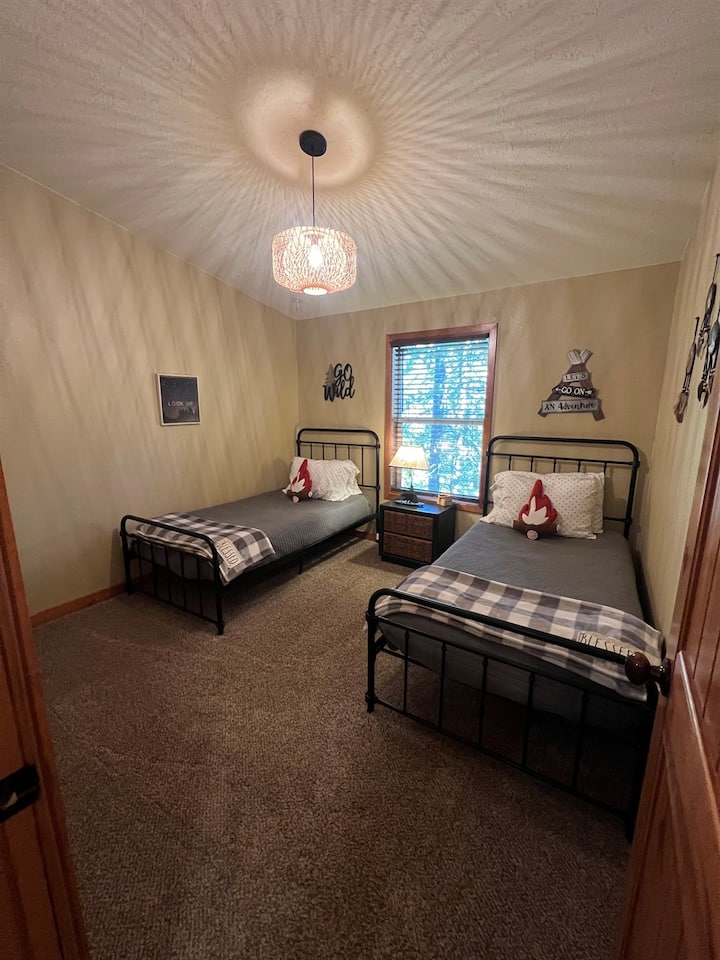 Bedroom 1 with 2 twin beds