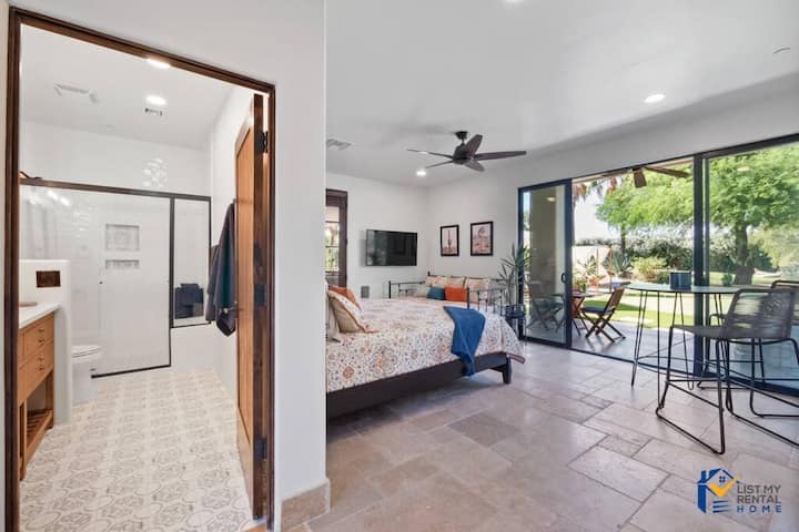 आपके बड़े-से बेडरूम से आपकी निजी आँगन में जाया जा सकता है, जहाँ हरे-भरे बगीचे के नज़ारों और बाहर बैठने की शांत जगह के बीच सुबह की कॉफ़ी आपका इंतज़ार कर रही है।