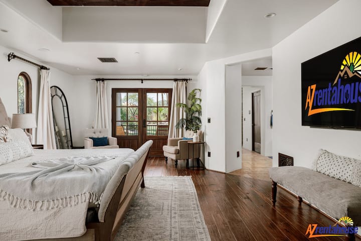 एक्सपोज़ बीम्स, शानदार हार्डवुड फ़र्श और सुबह की कॉफ़ी पीने के लिए बिलकुल सही आरामदेह बैठने की जगह वाले अपने विशाल मास्टर सुइट में आराम फ़रमाएँ।