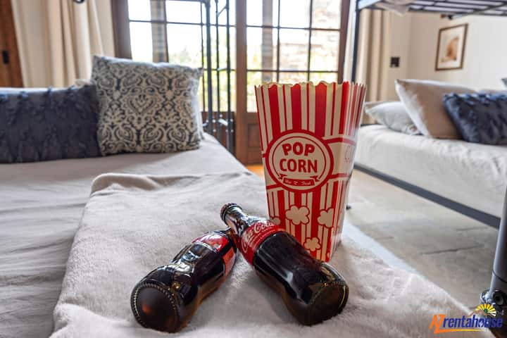 अपनी परफ़ेक्ट नाइट के लिए तैयार फ़िल्मी स्नैक्स के साथ आलीशान सोफ़ों में डूब जाएँ। आरामदायक सुविधा और मनोरंजन का संगम।