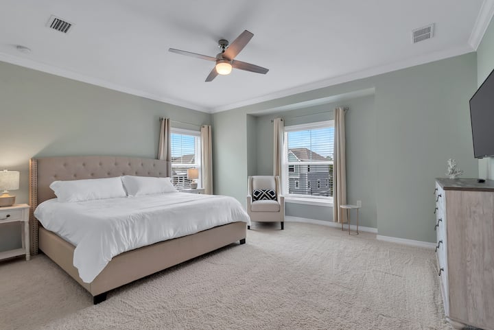 Chumba cha King kilicho na Televisheni janja na bafu la chumbani