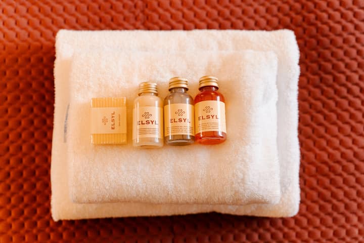 Dormitorio principal:  mini artículos de tocador proporcionados para cada huésped en cada estadía