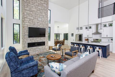 Year Round Stunner! Loft House, 4BR Sleeps 12
