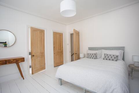 York House - Sleeps 12 beach road with sea views