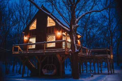 Modern Treehouse Getaway + Hot Tub