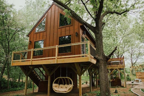 Modern Treehouse Getaway + Hot Tub