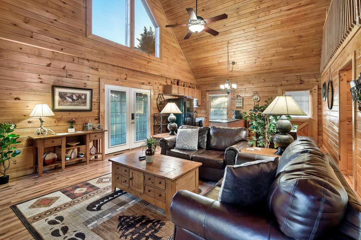 Successful Airbnb property: Lux Smokies Cabin - Hot Tub Arcade Near Dollywood in Sevierville