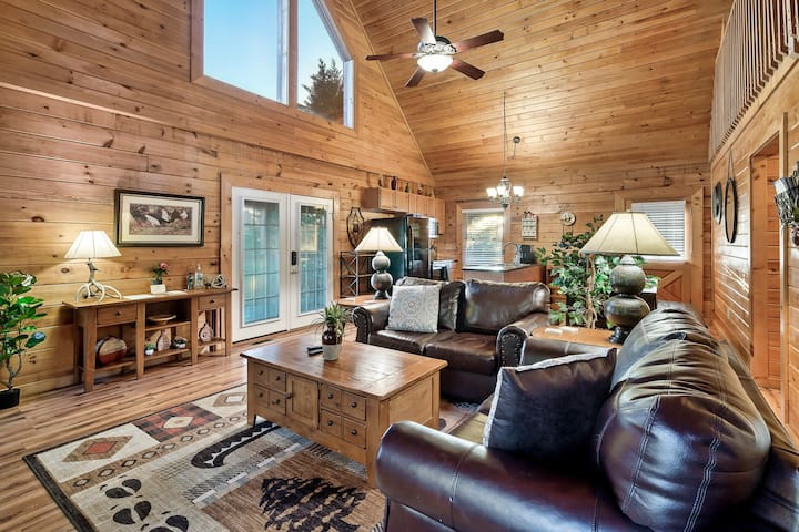 Lux Smokies Cabin -  Hot Tub Arcade Near Dollywood - Sevierville