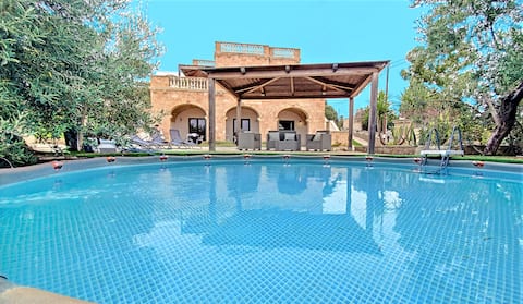 3-apt house with private pool, 250m from beach