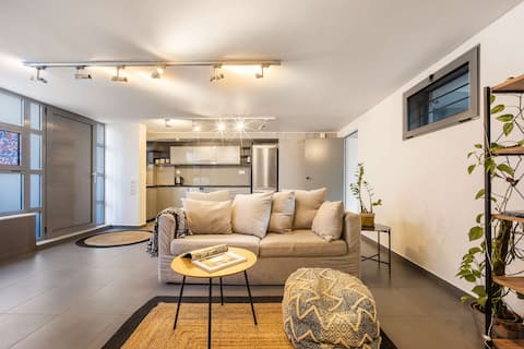 Popular Airbnb listing: Modern & Spacious 1BR in Gazi | Private balcony in ΓΚΑΖΟΧΩΡΙ