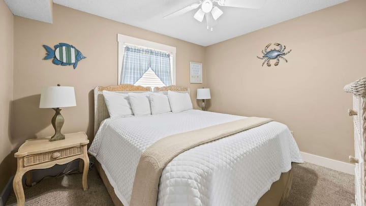 Dormitorio de invitados con cama tamaño King