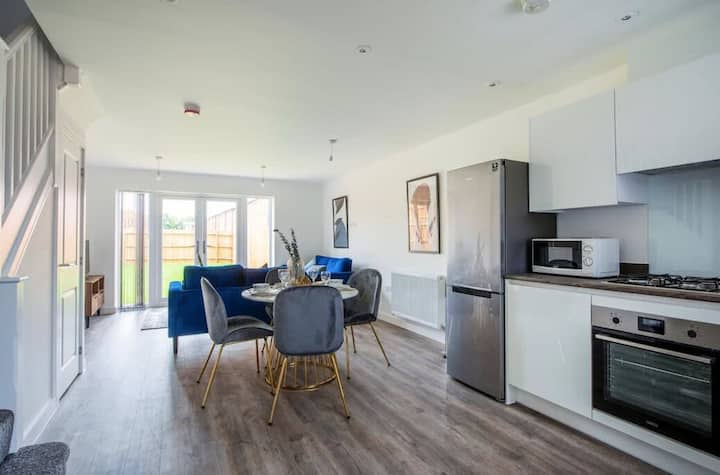 Modern 3 Bedroom City Centre Home With Garden - Derby