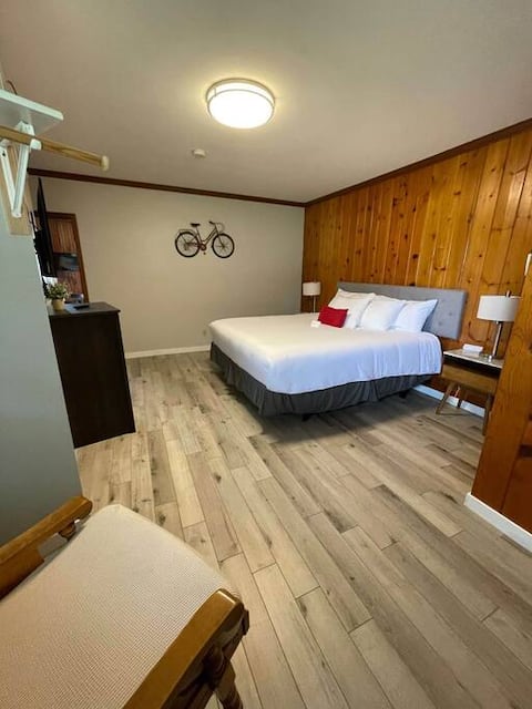 Inviting one bedroom apartment suite 112