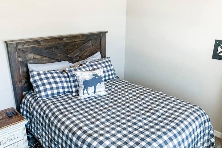 På hovedetagen - Soveværelse 2 har en queensize-dobbeltseng med kommode, natbord, garderobe og stor skærm-tv.