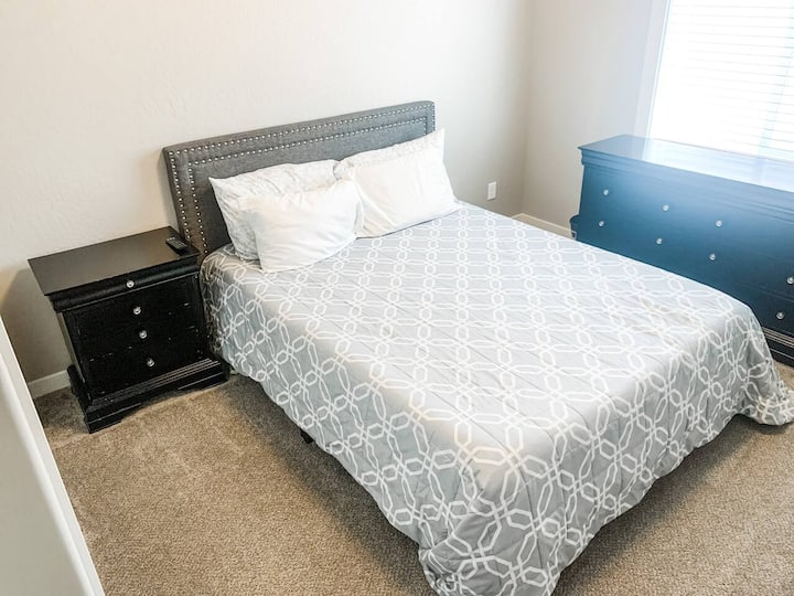 På hovedetagen - Soveværelse 3 har en queensize-dobbeltseng, kommode, natbord, garderobe og stor skærm-tv