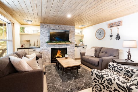 *Sunny Forest Cottage*Central Big Bear Retreat*