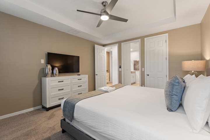 Een van de slaapkamers met badkamer