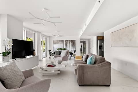 Getaway 2BR Condo • Rooftop Pool • Steps to Beach