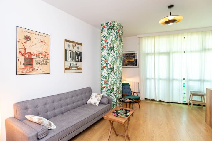Sala de estar decorada con buen gusto y un diseño moderno
